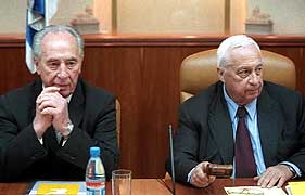 Shimon Peres (t.v.) og Ariel Sharon er sterkt uenige i synet på Yasir Arafat.
