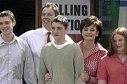 Familien Blair utenfor valglokalet i Sedgefield i Nord-England i dag.