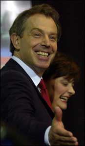 Tony Blair smiler etter å ha blitt gjenvalgt i sin valgkrets Sedgefield. (Foto: AP/Scanpix)