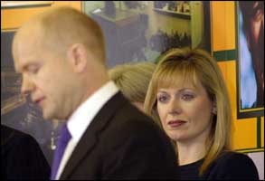 Opposisjonslederen William Hague og hans kone Ffion må innse at slaget om velgerne er tapt. (Foto: AP/Scanpix)