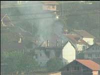 Hus i landsbyen ble skutt i brann.