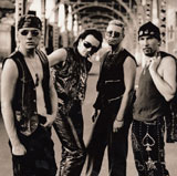 U2 er Larry Mullen Jr. (trommer), Bono (sang), Adam Clayton (bass) og The Edge (gitar)