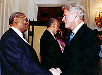 B. B. King møter tidligere president i USA, Bill Clinton.