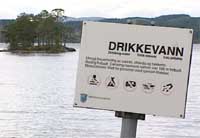 Flya ligg i Jonsvatnet, som er drikkevasskjelda til folk i Trondheim. 