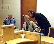 Joe Erling Jahr tar plass ved siden av sin forsvarer Tor Erling Staff under et tidligere fengslingsmøte i forhørsretten i Oslo. (Foto:NRK)