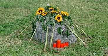 Blomster ble lagt ned ved minnesteinen.