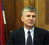 Statsminister Zoran Djindjic og regjeringen besluttet å overkjøre høyesterett og utlevere Milosevic. (Foto: EBU)