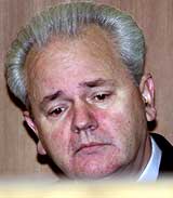 Det kan bli lenge til Milosevic igjen kan nyte friheten. Her venter han på å avgi stemme under valget i fjor høst. (Arkivfoto: Scanpix/Reuters)