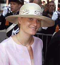 Hatten godt ned i øynene. Mette-Marit er ennå litt sjenert i omgang med europas kongelige. Prinsebryllup i Nederland, mai 2001. Foto: Scanpix