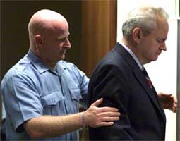 Slobodan Milosevic nektet å anerkjenne FN-domstolen og var ikke interessert i å høre tiltalen lest opp. Etter ti minutter var det hele over (Foto: Reuters).