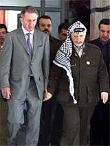 Yasir Arafat, her fotografert sammen med FNs spesialutsending Terje Rød Larsen, skal være ved god helse. (Arkivfoto)