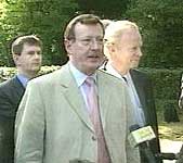 David Trimble vil at IRA skal starte avvæpninga før han godtek ein britisk/irsk fredsplan. 