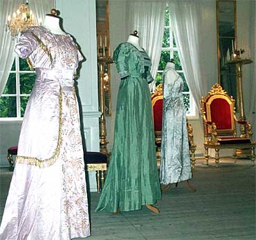 Kjolene på biletet over vart brukt av gjester under kroninga av Haakon og Maud i 1906 og signinga av Olav i 1958. 
