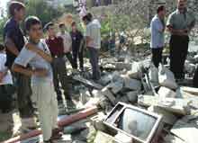 Palestinere i Betlehem sjekker skadene et hus fikk etter å ha blitt truffet av israelske raketter. (Foto: Reuters)
