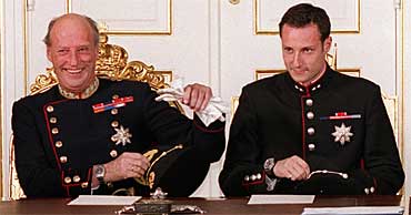 Kong Harald og kronprins Haakon på statsråd med regjeringen Bondevik 1999. Foto: Scanpix