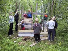 Bygging av hytte er bare en av aktivitetene under barnefestivalen. (foto: Kåfjord Kommune)