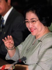 Visepresident Megawati Sukarnoputri tar automatisk over dersom president Abdurrahman Wahid må gå av.