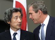 USAs George Bush og Japans Junichiro Koizumi feller ingen tårer over Kyoto-avtalen. (Foto: Scanpix/Reuters) USAs George Bush og Japans Junichiro Koizumi feller ingen tårer over Kyoto-avtalen. (Foto: Scanpix/Reuters)