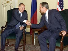 George Bush og Vladimir Putin møttes på tomandshånd for å diskutere nedrustning etter G8-møtet i Genova. (Foto: Scanpix/AFP)