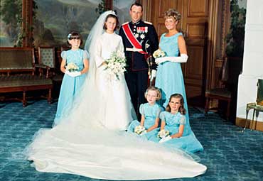Kronprins Harald og kronprinsesse Sonja med brudepiker fotografert i fugleværelset på Slottet etter vielsen.