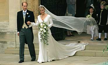 1999: Prins Edward og Sophie Rhys-Jones på vei ut av St.George´s Chapel, Windsor som jarlen og grevinnen av Wessex
