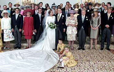 Prince Constantijn and his bride Laurentien Brinckhorst, central, are flanked by their royal guests as they pose in the Palace " Huis Ten Bosch " after their religious marriage in The Hague May 19, 2001. 