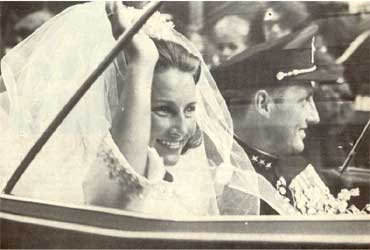 Kronprins Harald og kronprinsesse Sonja i bil. Bryllupet i 1968. Foto: NRK