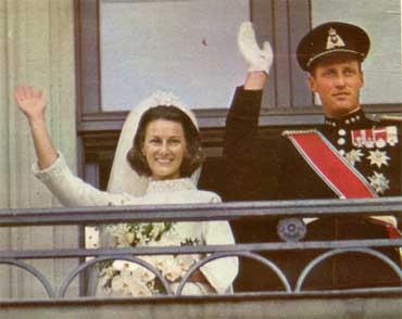 Kronprins Harald og kronprinsesse Sonja på Slottsbalkongen. Foto: NRK