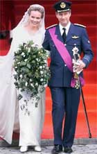 1999: Smal silhuett var det også da kronprinsesse Mathilde og kronprins Philippe av Belgia giftet seg.