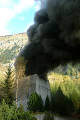 Ti døde i tunnelbrann i Sveits – NRK Urix – Utenriksnyheter og ...